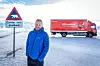 Pressesjef i Posten Norge, Kenneth Tjønndal Pettersen, viser frem den største og første elektriske lastebilen som skal brukes på Svalbard. Foto: Ole Berg-Rusten / NTB