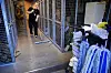(ARKIVFOTO) Renholdsarbeider Elin Reisænen vasker utstyrsrommet på Pasvik grensestasjon