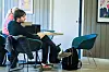 Denne mandagen har Adam Tenvik Bergsli og Stine Brekke Eriksen (bak) tatt med seg en elev fra barneskolen der de jobber og ned til ressurs- og kompetansesenteret for å gi han ekstra oppfølging i andre omgivelser.
