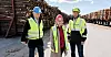 Presset fra LO-leder Kine Asper Vistnes og Sp-leder Trygve Slagsvold Vedum har utløst et møte mellom regjeringa og Viken Skog for å få berget fabrikken på Hønefoss. Her de sammen med daglig leder Rolf Jarle Aaberg i Viken-prosjektet.