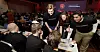 Mange stiller i t-skjorter med teksten «Stat og Kunnskap» i navnedebatten.
