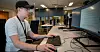 UTVIKLING: Automatiker og sivilingeniør Stig Harald Gustavsen tror det vil skape mer innovasjon blant folka «på gølvet» hvis KI kunne hjulpet dem på veien med for eksempel koding.
