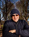 Det Tom Tvedt savner aller mest er å klemme folk – både kvinner og menn. Han skjønte lite da det ble en debatt om klemming og intimsoner for noen år siden. – Jeg tenkte: intimsoner, hva faen er det?