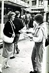 LØPESEDLER: Streikevaktene ved t-banestasjonen i Oslo delte ut løpesedler under streiken i 1984.