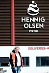 Bak ryggen til klubbleder Eva Nistad ligger det nye besøkssenteret.