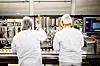Før kunne iskremprodusentene skrive annonser med «vel møtt til våren» da produksjonen stengte i august. Men is har forlengst blitt helårlig bespisning og arbeid.