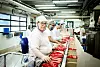 Berit Mjåland pakker Daim-is. Krokanen produserer de selv på huset. Men det beste ifølge Mjåland? – Alt med jordbær i!