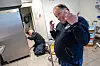 KAMERATER: Svein Flugheim fikser på oppvaskmaskinen i Vertshuset menn Trond Stokkenes tøyser.