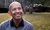 ETTER VOLDEN: – Det er et dilemma å gjenvinne trygghet i en jobb som ikke er 100 prosent trygg, sier psykolog Per Øystein Steinsvåg. Han har lang erfaring med veiledning og undervisning for ansatte i kriminalomsorgen og i barnevernet, har jobbet i Alternativ til vold i 17 år, og har hatt fengselsansatte i terapi.
– Må man ha en grunnleggende trygghet i seg selv for å jobbe i kriminalomsorgen?
– Det er enkelte egenskaper som er en styrke når man går inn i yrket, men man kan utvikle slike egenskaper. Det er mange som kan jobbe i kriminalomsorgen, men man må være klar over egne sårbare sider.