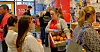 UTDELING: Forbundsleder Kjersti Barsok delte ut en god del av de mange hundre bollene på stand på Universitetet i Tromsø.