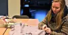 SØM: Kjersti Quande Haugen (23) studerer til å bli faglærer i design, kunst og håndverk. Hun har svennebrev i søm, etter to år som lærling hos en klesbedrift i Oslo. Her legger hun inn sømmene på en kåpe hun har sydd selv.
