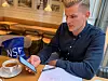 Lars Magnus Kirkhus studerer arbeidsplanen for mai.