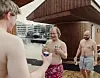 TOMMEL OPP: Studentsekretær Emil Vesleng Hansen (t.v.) er kanskje ikke så tøff når det kommer til isbading, men setter pris på det sosiale fellesskapet og varmen i badstua.
