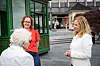 Ordførerkandidatene Elin Nyland (Ap) og Birgitte Gulla Løken (H) står ikke lenge på torvet i Larvik før spørsmålene kommer.