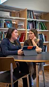 BRA FOR ALLE: Kontaktlæreren til Samar Alahamad,  Inger Marie Leikanger (til høyre) synes strukturen i skolehverdagen og det tette samarbeidet med kolleger gagner alle, både lærere og elever.