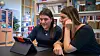 LESER PÅ IPAD: Sammen med kontaktlærer Inger Marie Leikanger leser Samar Alahamad gjerne skoletekster på iPad.