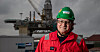RØDT-LISTET: Sveiser Mohamed Kallel står på lista til Rødt i Hordaland. Han jobber på Aker Solutions på Stord. I bakgrunnen på bildet vises Equinor-plattformen Njord, som er inne for en fem milliarders rehab.