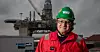 RØDT-LISTET: Sveiser Mohamed Kallel står på lista til Rødt i Hordaland. Han jobber på Aker Solutions på Stord. I bakgrunnen på bildet vises Equinor-plattformen Njord, som er inne for en fem milliarders rehab.