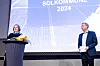 PRIS: Byrådssekretær Kjersti Aastad mottar prisen for Årets solkommune 2024 på vegne av Oslo kommune av NHO Elektro-sjef Ove Guttormsen.