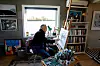 Stor produksjon: Overalt i huset sitt har Allan Veiga malerier og annen kunst han har laget. Han starter med kunsten straks han kommer hjem fra jobb i kommunen.