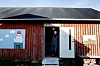 Galleriet: Her i uthuset har Allan Veiga sitt eget galleri. – Hunden er et slags alias av meg. Jeg har alltid tenkt at jeg ville vært en puddel om jeg var hund, sier kunstneren om bildet til venstre.