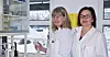 På Pharmaqs hovedkontor i Overhalla testes fiskevaksine. Fra venstre: Laila-Irene Devik og tillitsvalgt Anita Nystad i Industri Energi.