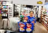 I OPPLÆRING: Madonna Vergara er på arbeidstrening i en Nille-butikk to dager i uka. HK mener at Nav må ha tettere oppfølging av de som er praksis.