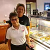 ENDELIG I JOBB: Bjørg Follestad Øren (bak) og Margunn Skotheim ved frokostbuffeen på arbeidsdag to på Siem Pearl. – Det er himmelsk å være på jobb, smiler stuertene.