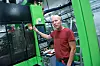 RESIRKULERING: Tillitsvalgt i Industri Energi, Svein Tore Sørsveen, ved maskinen der plastpellets blir omgjort til emballasje for glider.