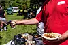 MAT: De kan endelig nyte sosiale samlinger i det fri igjen, både fengselsbetjenter og innsatte. Her med chili con carne og Firstprice-cola.