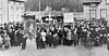 Her markeres 1. mai på Jevnaker i 1907. Parolen er åtte timers arbeidsdag.