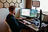 Fornes jobber med bokmanus og spiller inn videoer til Instagram fra kontoret i kjellerleiligheten.