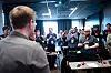 STÅENDE APPLAUS: Den nye lederen (ryggen) ble valgt inn av en enstemmig forsamling hvor 38 av 39 stemmeberettigede fikk stemt.