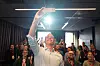 SELFIE: Christopher Beckham utnyttet de minuttene det tok å telle gjennom stemmesedlene til å ta en selfie med ungdommene.