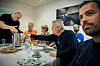 KAFFE: John Trygve Tollefsen fra Fellesforbundet skjenker kaffe til Jørn Eggum under lunsjen hos Brødrene Aa avd. Eikefjord.