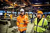 VERKSMESTER: Trygve Solaas viser Jørn Eggum rundt i verkstedhallen på Westcon Yards i Florø.