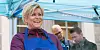 Siv Jensen serverer pølser under åpningen av Frps landsmøte.