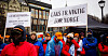 Hundrevis av arbeidere fra kystbedrifter hadde møtt opp foran Stortinget, for å protestere mot regjeringens forslag om grunnrenteskatt for oppdrettsnæringen.