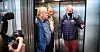 Jørn Eggum fra Fellesforbundet, Stein Gulbrandsen fra Fagforbundet og Dag – Einar Sivertsen fra Fellesforbundet er på vei opp i heisen til Riksmekleren