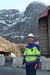 OPTIMIST: Stian Seim er fornøyd med at hydrogenprosjektet er i rute. Her står han foran stedet hvor det etter planen skal bygges et demonstrasjonsanlegg i skala 1: 100 for å teste ut teknologien i Tyssedal.