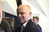 Finansminister Trygve Slagsvold Vedum (Sp) gir skattelette til pendlere som bor på brakke.