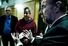 Riksmekler Nils Dalseide (til høyre) møter pressen klokka 21 i kveld. Til venstre informasjonssjef Vidar Grønli fra Fellesforbundet.