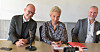 Poserer for fotograf: Fra venstre NHOs administrerende direktør, Ole Erik Almlid, LO-leder Peggy Hessen Følsvik og LOs nestleder Roger Heimli.