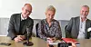 Poserer for fotograf: Fra venstre NHOs administrerende direktør, Ole Erik Almlid, LO-leder Peggy Hessen Følsvik og LOs nestleder Roger Heimli.