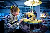 Ved monteringsmaskinen finner vi Ingeborg Kvalnes. Hun er fra Oslo og studerte design ved Kunsthøgskolen, men har flyttet til Bergen og pendler til Dale for å jobbe i fabrikken.