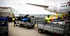 Arbeidsgiverne og Flyarbeidernes Forening er uenige om det er de ansatte eller bedriften som skal betale for truckførerbevis i forbindelse med fagbrevutdanning for stuerne på flyplassene. (Arkivbilde).