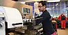 I LÆRE: Thanaphol Suairup er lærling på verkstedet til plastbedriften Trelleborg i Drammen. (Illustrasjonsfoto)