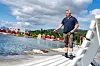 Rent og pent: Som vaktmester er det Asle Nakkes oppgave å holde campingplassen ren og pen. Båthusene i bakgrunn tilhører lokale moldenser.