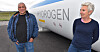 Næringspådriver Kjell Richardsen og LO-leder Peggy Hessen Følsvik ved hydrogen-tanken i Berlevåg.