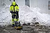 'HOPPETUSSE': Til slutt vibrerer og komprimerer  Willy Fostervoll asfalten på plass, slik at den fester seg.